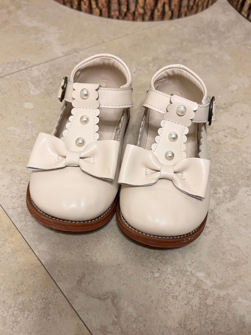 Girls' Mary Jane Dress Shoes in Cream with bow and pearls - toddler size 8